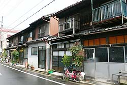 �������i